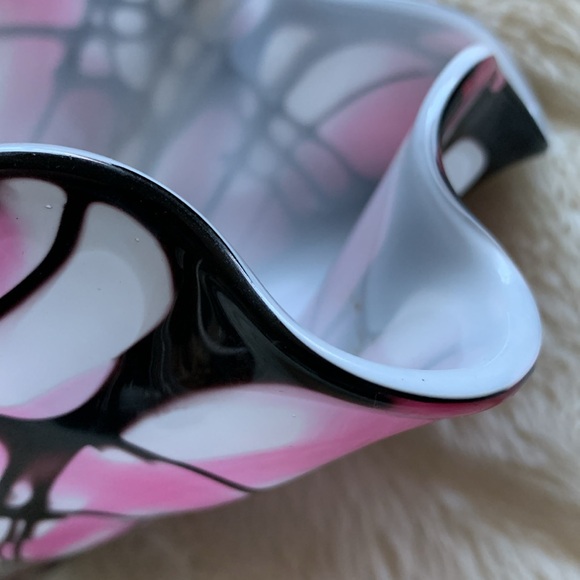 Vintage unique pink black scalloped glass bowl vase decor - Picture 3 of 9